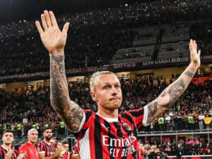 Kjaer saluta la tifoseria al San Siro